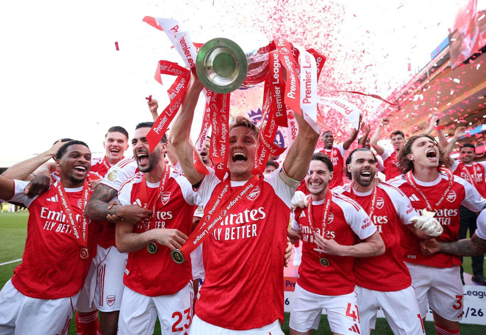 Les joueurs d'Arsenal célèbrent leur titre de champion de Premier League 2025-26 avec le trophée