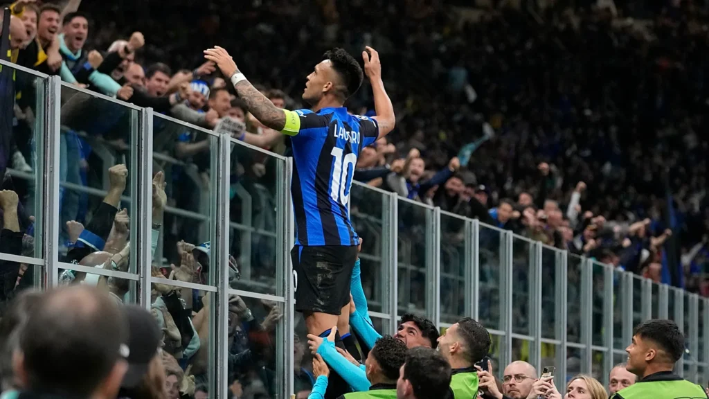 Lautaro Martinez soulève le trophée après le sacre de l'Inter Milan, champion de Serie A 2025-26