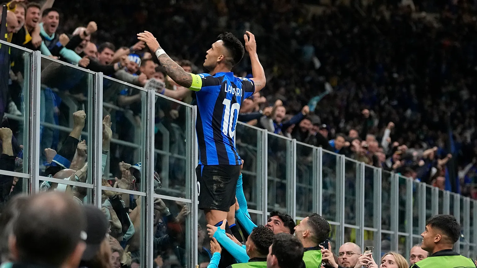 Lautaro Martinez soulève le trophée après le sacre de l'Inter Milan, champion de Serie A 2025-26